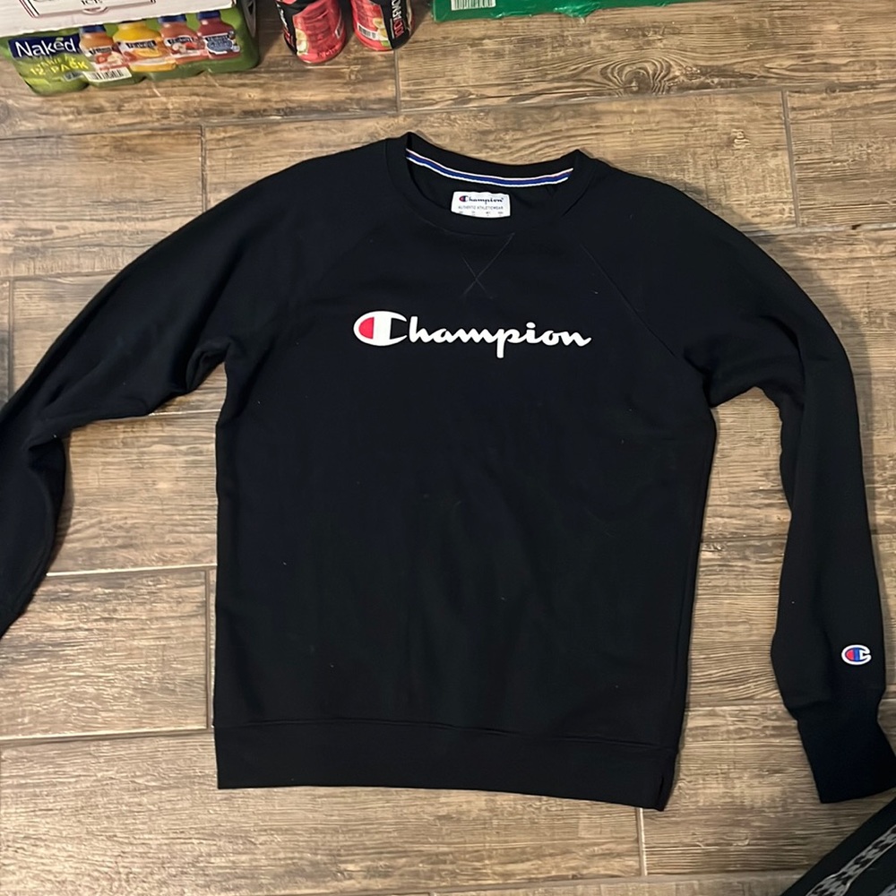 this black champion crewneck is amazing for any type of day!